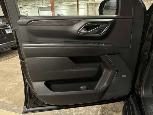 Used 2023 Chevrolet Suburban LT w/ Luxury Package image 32