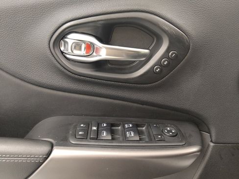 Used 2019 Jeep Cherokee Limited FWD image 27