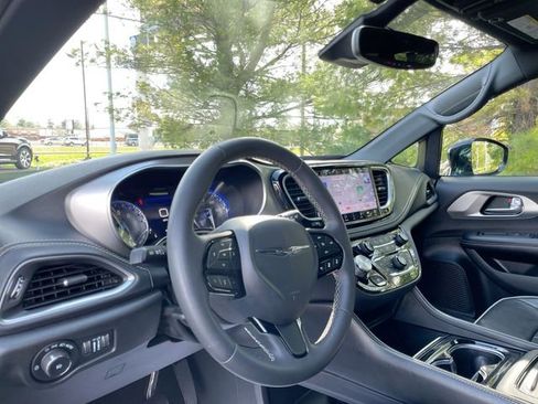 Used 2022 Chrysler Pacifica Limited w/ S Appearance Package image 9
