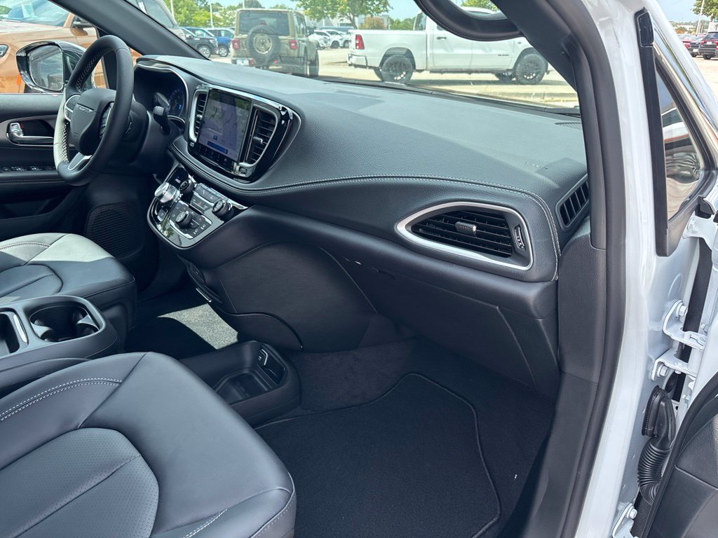 New 2027 Chrysler Pacifica Select FWD image 27
