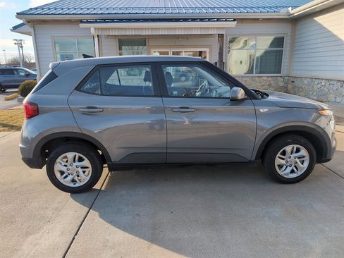 Used 2021 Hyundai Venue SE image 2
