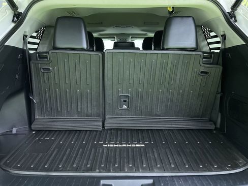 Used 2021 Toyota Highlander XLE image 29