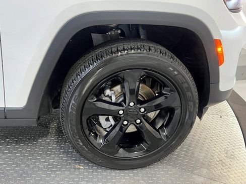 Used 2023 Jeep Grand Cherokee Altitude image 12