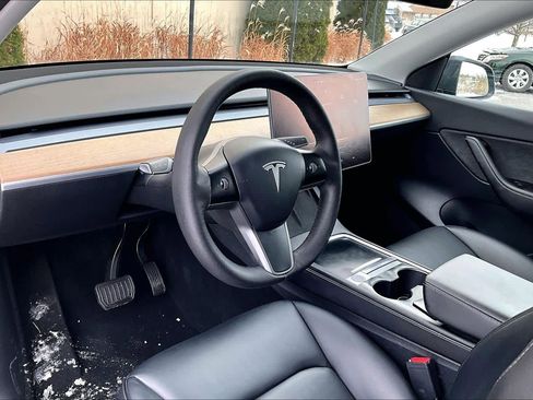 Used 2022 Tesla Model Y Long Range image 17