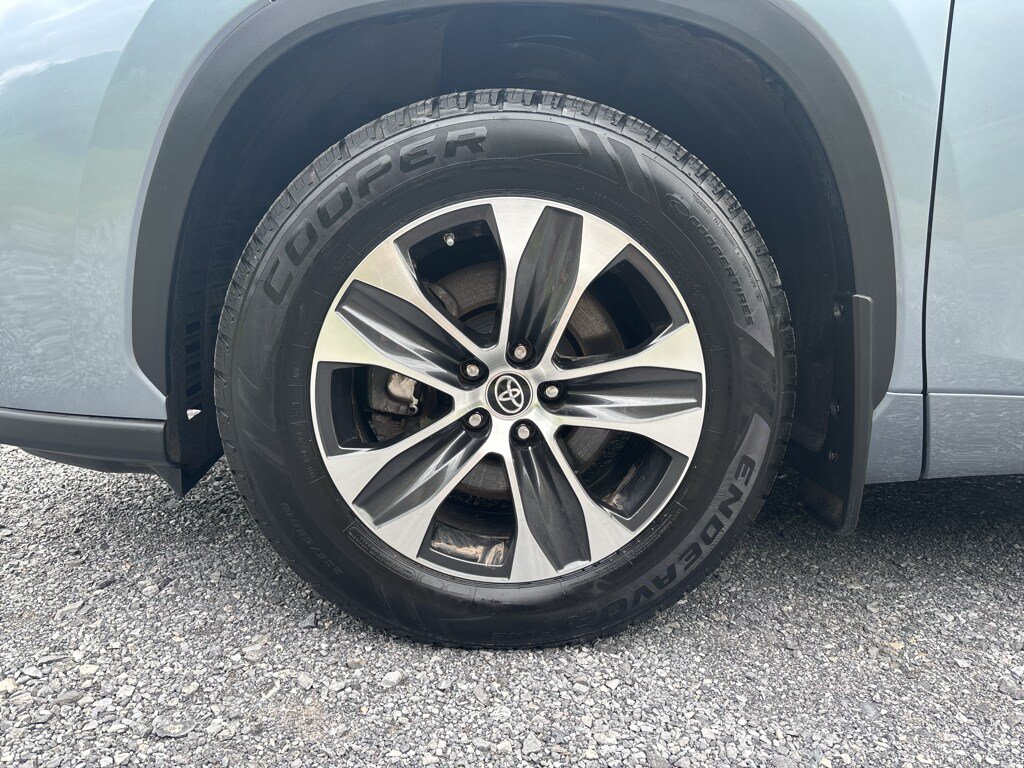 Used 2022 Toyota Highlander XLE AWD/4WD image 9