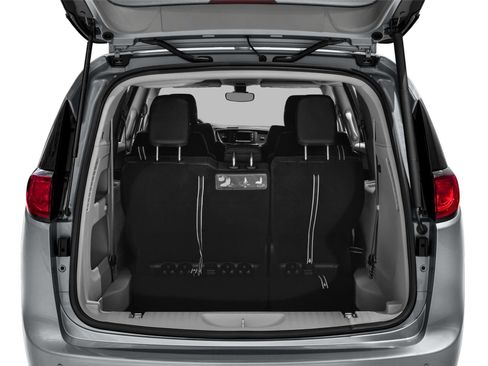 Used 2018 Chrysler Pacifica Touring-L Plus w/ Tire & Wheel Group image 15