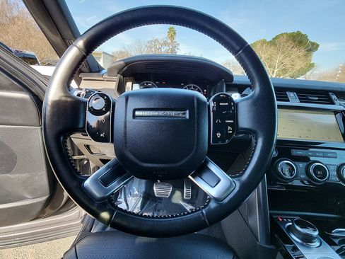Used 2019 Land Rover Discovery HSE image 11