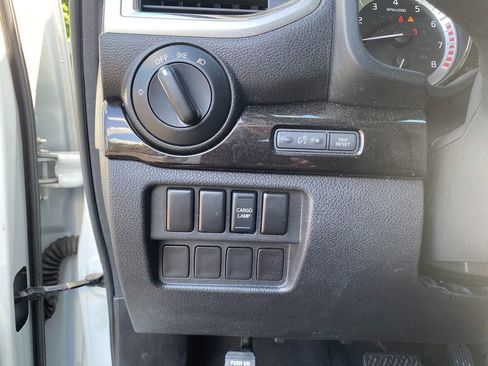 Used 2017 Nissan Titan SV image 10