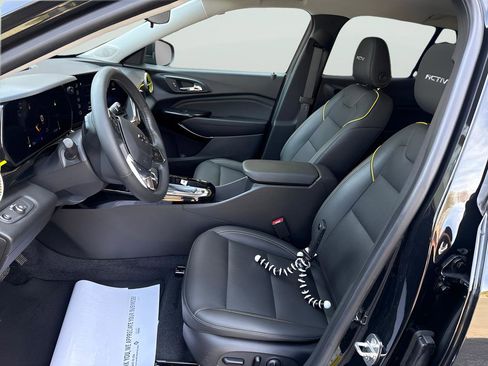 Used 2024 Chevrolet Trax ACTIV w/ Sunroof Package image 17