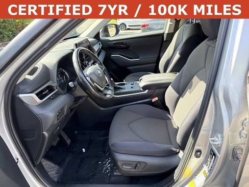 Used 2023 Toyota Highlander LE FWD image 14