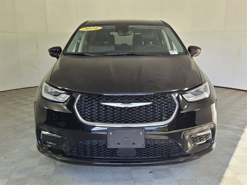 Used 2024 Chrysler Pacifica Select image 3