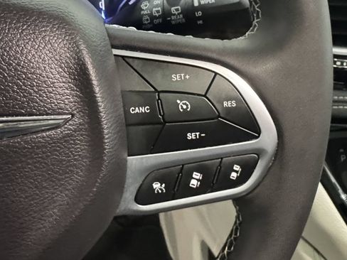 Used 2024 Chrysler Pacifica Limited FWD image 6