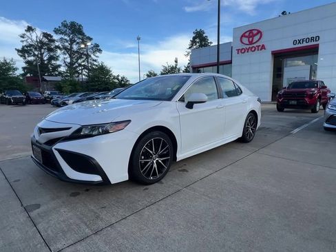 Used 2024 Toyota Camry SE FWD image 2
