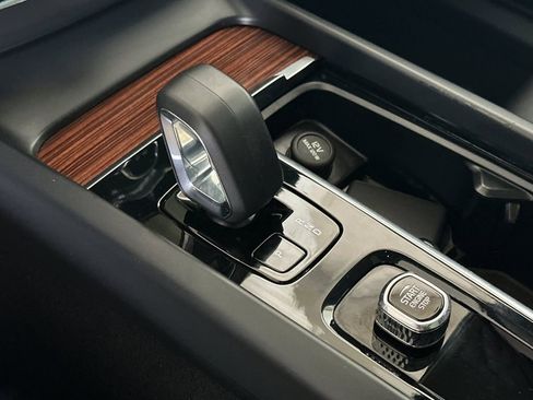 Certified 2023 Volvo XC60 B5 Plus AWD/4WD image 21