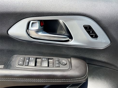Used 2026 Chrysler Pacifica Limited FWD image 18