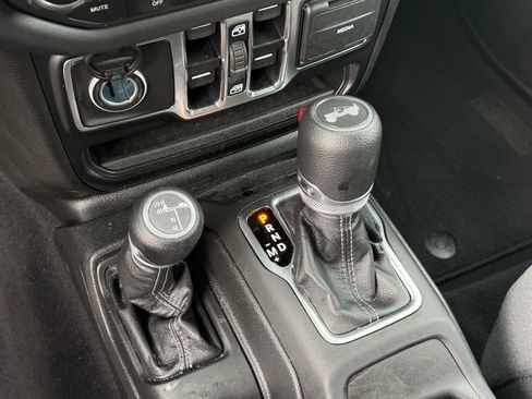 Used 2025 Jeep Wrangler Unlimited Sahara AWD/4WD image 24