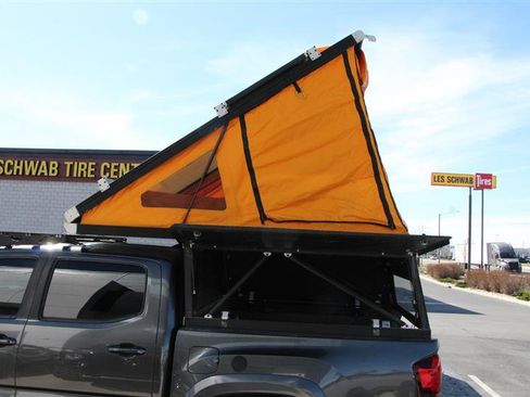 Used 2018 Toyota Tacoma TRD Sport w/ Technology Package image 57