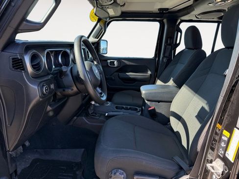 Used 2023 Jeep Gladiator Sport image 9