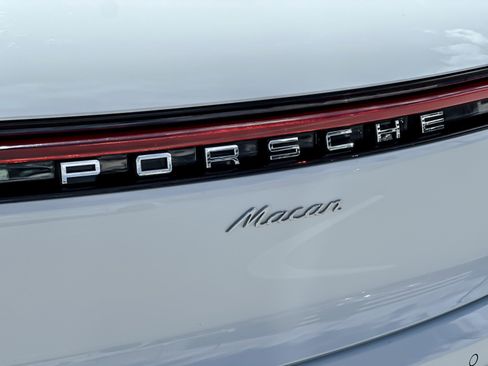 Certified 2025 Porsche Macan image 27