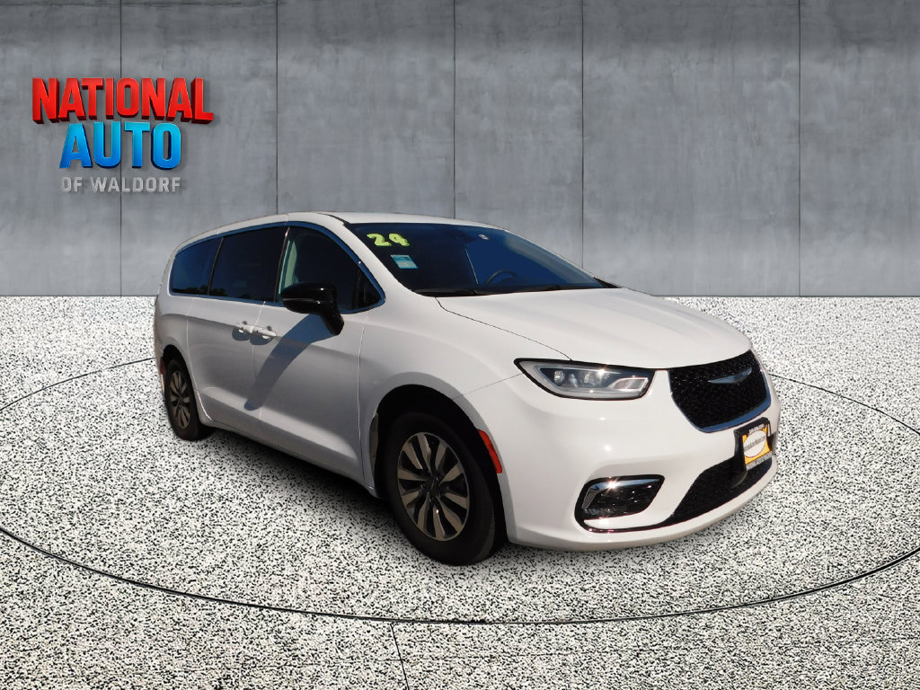 Used 2024 Chrysler Pacifica Limited FWD image 1