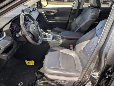 Used 2020 Toyota RAV4 XLE Premium image 17
