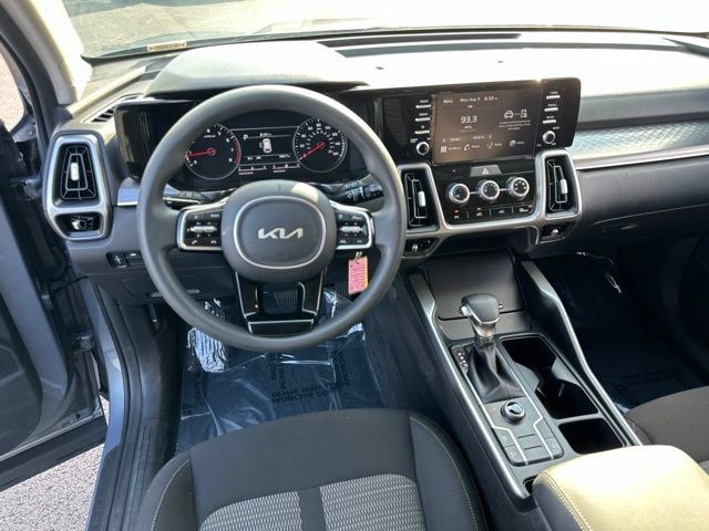 Used 2023 Kia Sorento LX AWD/4WD image 11