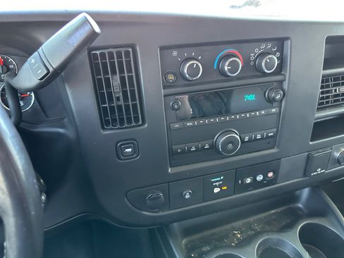 Used 2017 Chevrolet Express 2500 RWD image 16