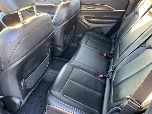 Used 2023 Jeep Grand Cherokee Limited image 17