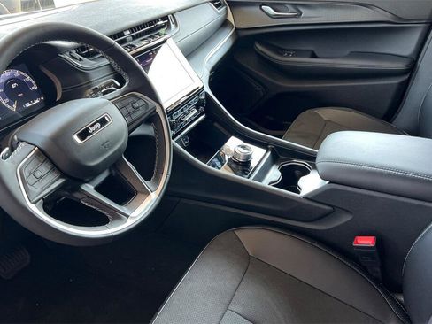 New 2025 Jeep Grand Cherokee Altitude image 10