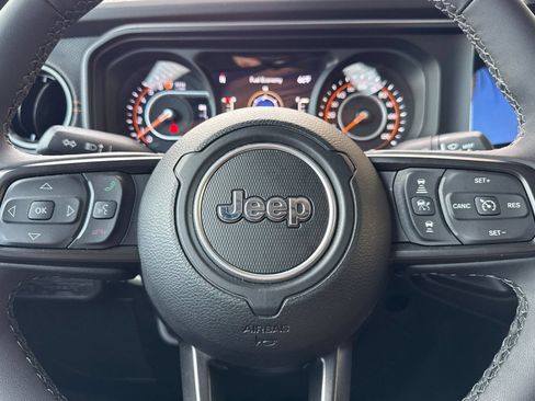Used 2025 Jeep Gladiator Mojave w/ Convenience Group AWD/4WD image 23