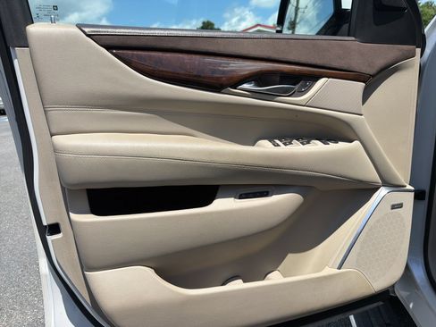 Used 2017 Cadillac Escalade ESV Premium Luxury AWD/4WD image 16