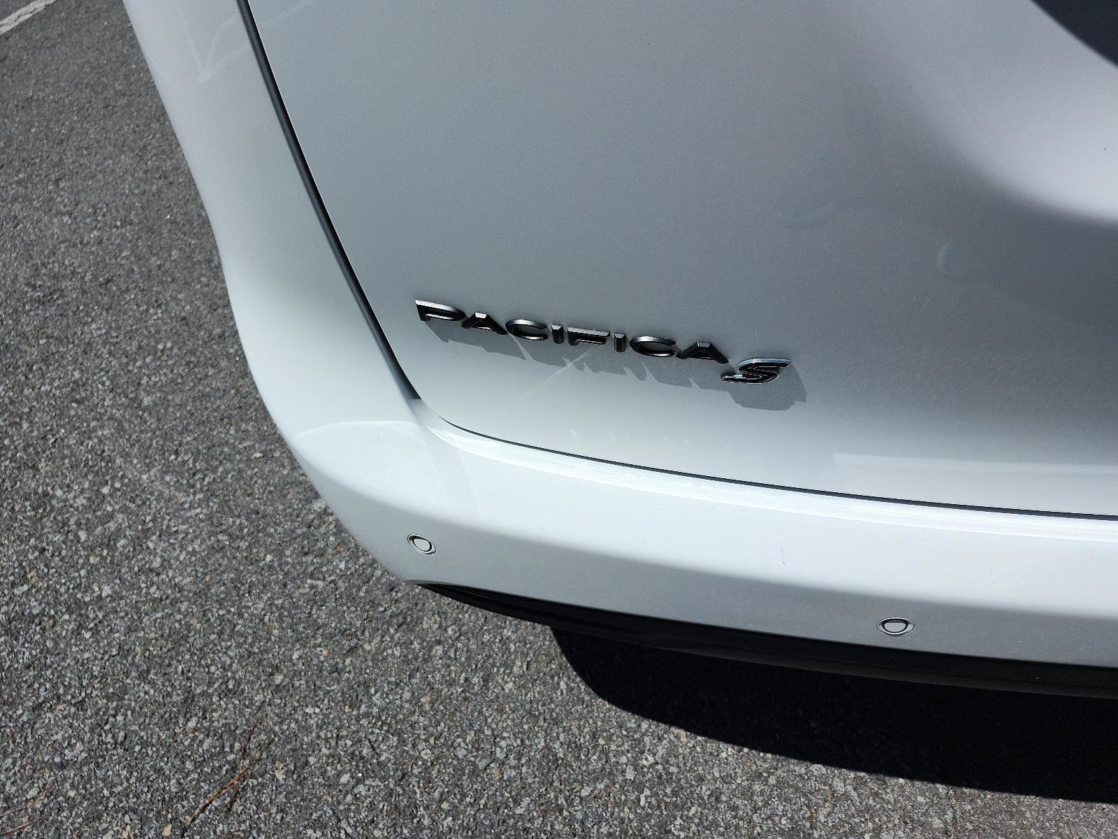 Used 2025 Chrysler Pacifica Limited FWD image 4