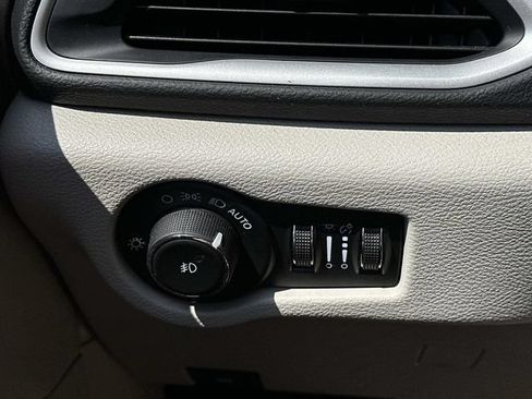 Used 2023 Chrysler Pacifica Touring-L FWD image 17