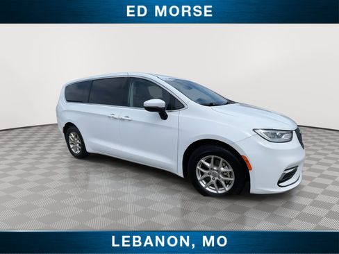 Used 2023 Chrysler Pacifica Touring-L FWD image 2
