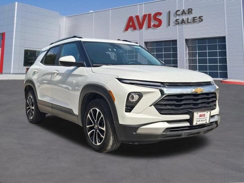 Used 2025 Chevrolet TrailBlazer LT AWD/4WD image 3
