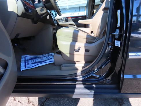 Used 2014 Chrysler Town & Country Touring image 10