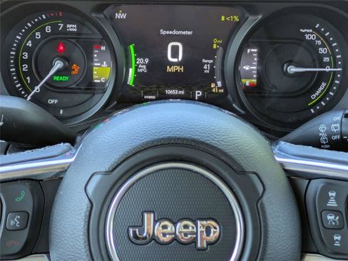 Used 2025 Jeep Wrangler Unlimited Sahara AWD/4WD image 29