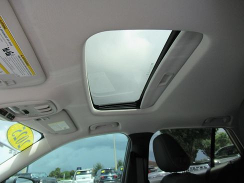 Used 2025 Chevrolet Trax LT w/ Sunroof Package FWD image 17