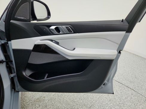 Used 2024 BMW X7 xDrive40i w/ M Sport Package image 29