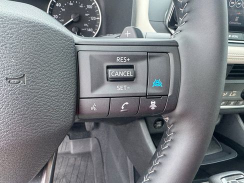 Used 2025 Nissan Rogue SV w/ SV Premium Package FWD image 14