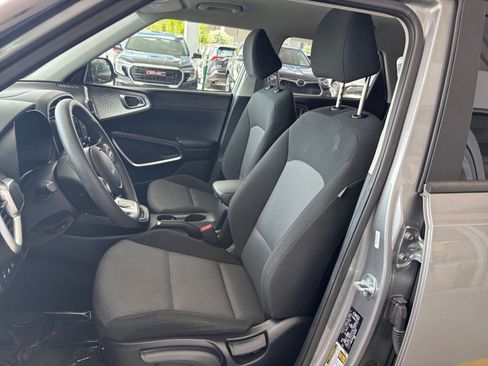 Used 2025 Kia Soul LX w/ LX Technology Package FWD image 35