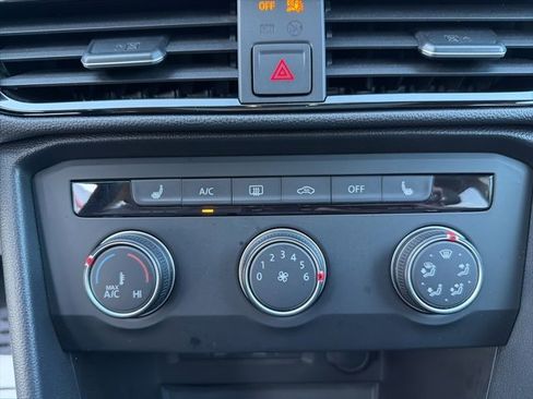 Used 2022 Volkswagen Taos SE w/ Panoramic Sunroof Package image 25