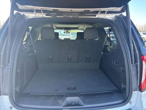 Used 2021 GMC Yukon XL SLT w/ SLT Premium Package image 9