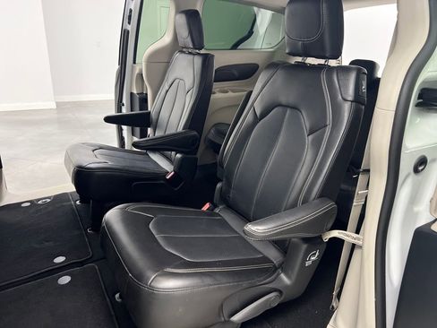 Used 2024 Chrysler Pacifica Touring-L image 13