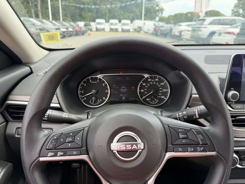 Used 2024 Nissan Altima 2.5 SV FWD image 35