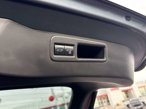 Used 2021 Toyota Venza LE image 17