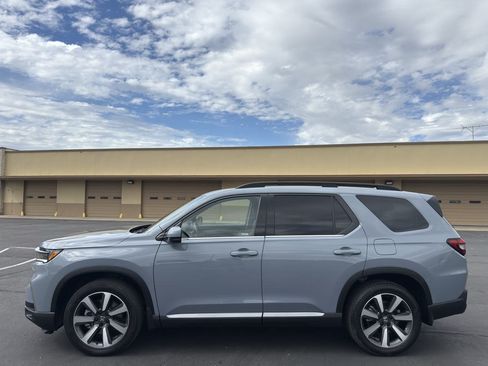Used 2023 Honda Pilot Touring image 4