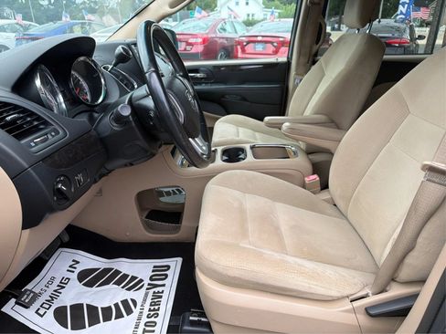 Used 2016 Dodge Grand Caravan SXT w/ UConnect Hands-Free Group FWD image 9