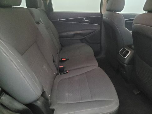 Used 2019 Kia Sorento LX image 19