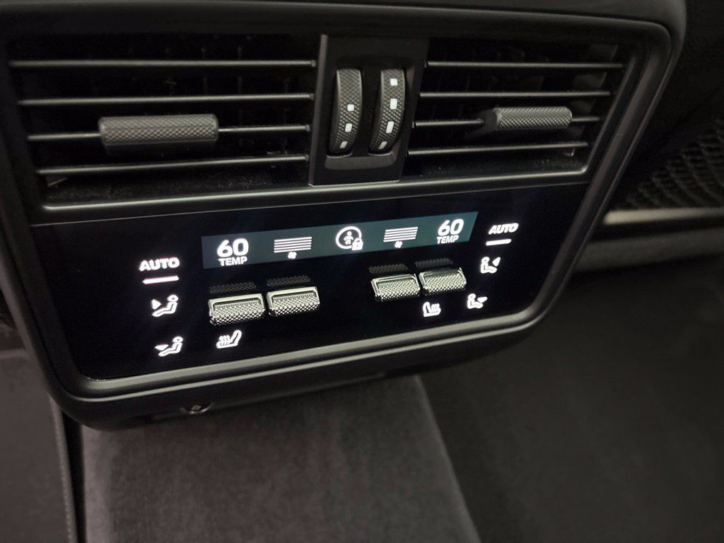 Certified 2024 Porsche Cayenne Coupe AWD/4WD image 30